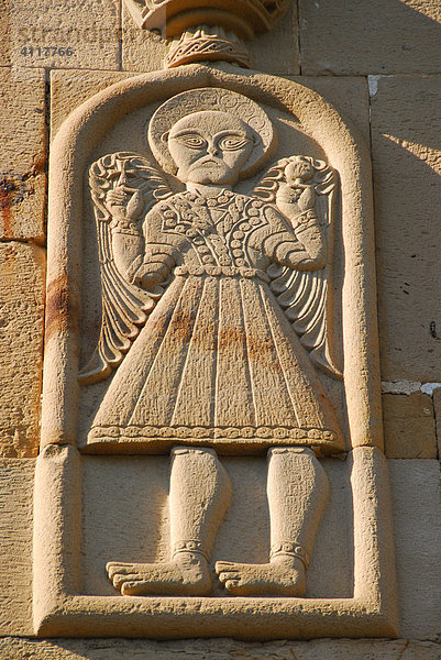 Wandrelief an der Kreuzkuppelkirche Mariä Himmelfahrt in der Festung von Ananuri am Shinwali-Stausee  Ananuri  Georgien  Asien