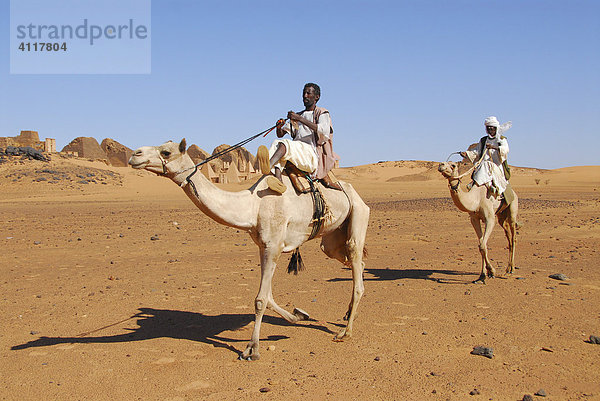 Nomaden auf Kamelen vor den Pyramiden von Meroe  Sudan  Afrika