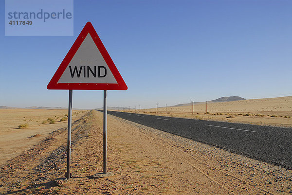 Straßenschild mit Warnung vor Wind  bei Lüderitz  Namibia  Afrika