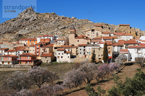 Häuser der Ortschaft Gargallo im Nachmittagslicht  Provinz Teruel  Spanien