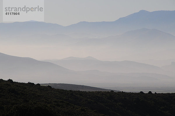 Berglandschaft im Nebel  bei Illueca  Provinz Zaragoza  Aragón  Spanien