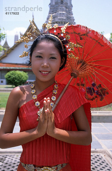 Junge Thailänderin in traditionellem Kostüm vor dem Arun-Kloster (Wat Arun)  Bangkok  Thailand