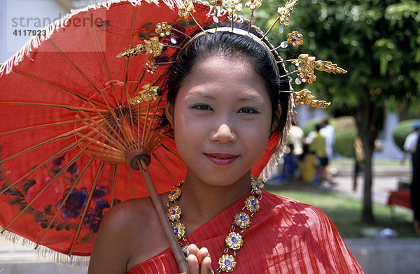 Junge Thailänderin in traditionellem Kostüm vor dem Arun-Kloster (Wat Arun)  Bangkok  Thailand  Südostasien
