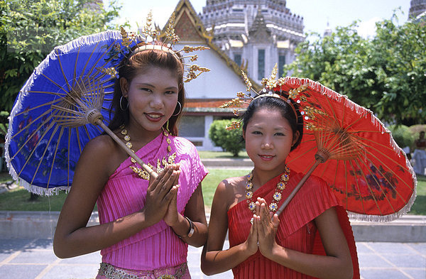 Junge Thailänderinnen in traditionellen Kostümen vor dem Arun-Kloster (Wat Arun)  Bangkok  Thailand  Südostasien