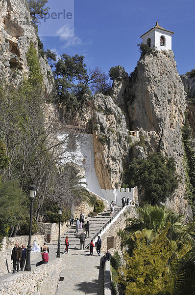 Touristen vor dem Castell de Guadalest  Guadalest  Costa Blanca  Spanien