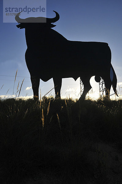 Toro de Osborne  Osborne-Stier im Sonnenuntergang  bei Benidorm  Costa Blanca  Spanien