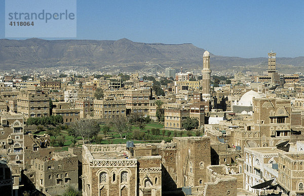 Blick über die Dächer und Minarette der Altstadt von Sanaa  Jemen