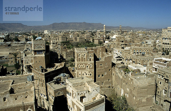 Blick über die Dächer und Minarette der Altstadt von Sanaa  Jemen