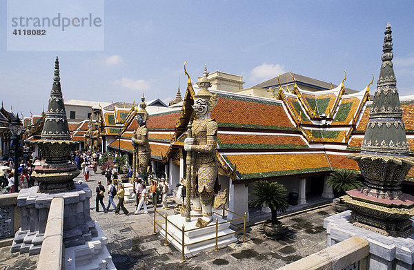 Blick von oben auf das Kloster Wat Phra Keo  Kaeo  Bangkok  Thailand  Südostasien