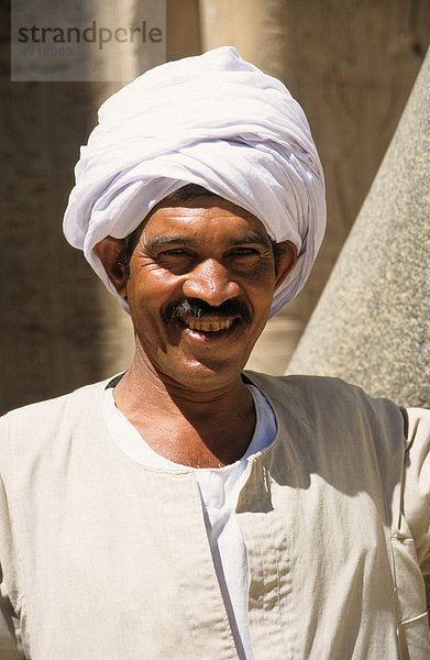 Mann mit Turban vor dem Horus-Tempel  Edfu  Ägypten  Afrika