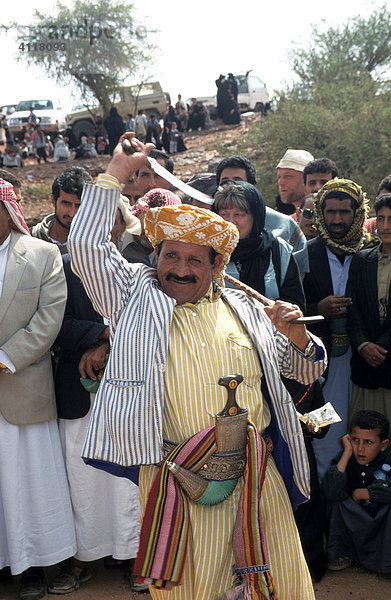 Hochzeitstanz am Hochzeitsfelden  Wadi Dhar  Jemen  Naher Osten