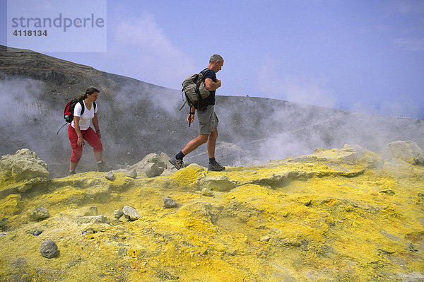 Wanderer auf dem Rand des Gran Cratere  Insel Vulcano  Liparische Inseln