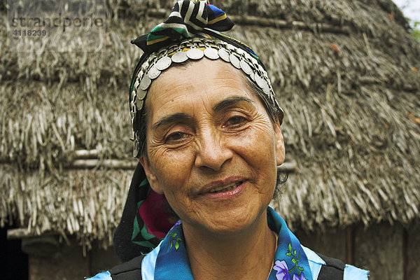Ureinwohnerin vom Stamm der Mapuche  Chile