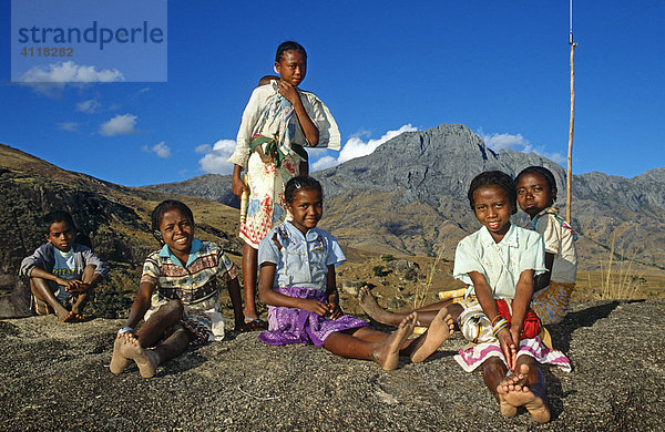 Kinder im Tsara Camp  Andringitra Nationalpark  Madagaskar