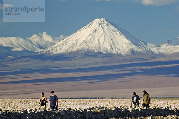 Salzsee Salar de Atacama und Vulkan Licancabur  Atacama-Wüste  nördliches Chile  Südamerika