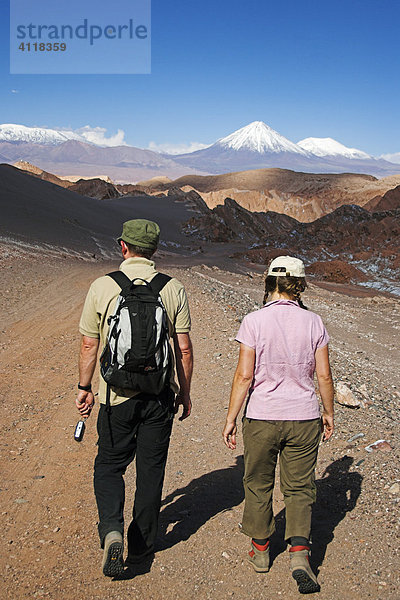 Paar wandert in der Atacama-Wüste in Richtung Vulkan Licancabur  nördliches Chile  Südamerika