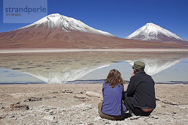Mann und Frau an der Laguna Verde und rechts Vulkan Licancabur  Bolivien an der Grenze zu Chile  Südamerika