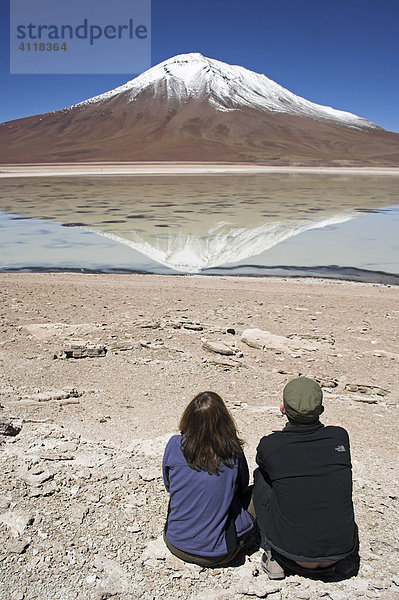 Mann und Frau  Laguna Verde  Bolivien an der Grenze zu Chile  Südamerika