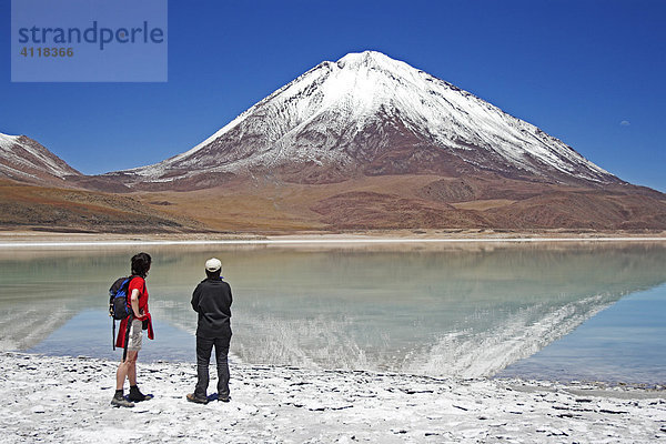Zwei Frauen an der Laguna Verde und Vulkan Licancabur  Bolivien an der Grenze zu Chile  Südamerika