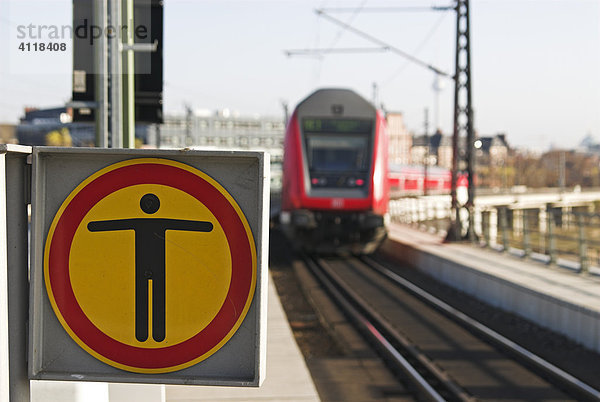 Schild Durchgang verboten im Hauptbahnhof  Berlin  Deutschland