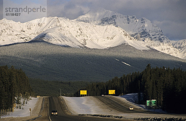 Autobahn durch den Banff Nationalpark  Alberta  Kanada