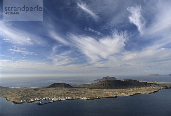 Blick von der Insel Lanzarote zur Nachbarinsel La Graciosa  Mirador del Rio des Künstlers Cesar Manrique  Kanarische Inseln  Spanien  Europa