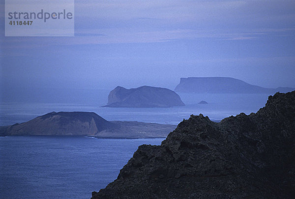 Blick von der Insel Lanzarote zur Nachbarinsel La Graciosa  Mirador del Rio des Künstlers Cesar Manrique  Kanarische Inseln  Spanien  Europa