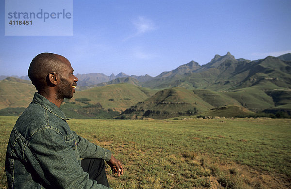 Südafrikaner blickt auf die Berge der Three Sisters  Drakensberge an der Grenze zwischen dem Eastern Cape und Kwazulu Natal  Südafrika