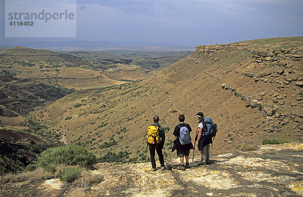 Wanderer in den Drakensbergen an der Grenze zwischen dem Eastern Cape und Kwazulu Natal  Südafrika