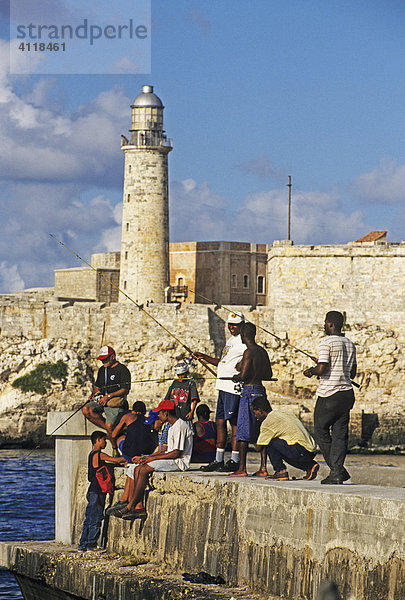 Angler am Malecon vor der Festung von El Morro  Havanna  Kuba