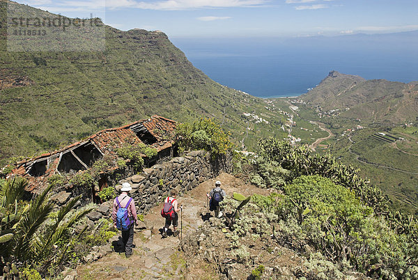 Wanderer an einem verfallenen Haus im Tal von Hermigua  Insel La Gomera  Kanarische Inseln  Spanien  Europa Insel La Gomera