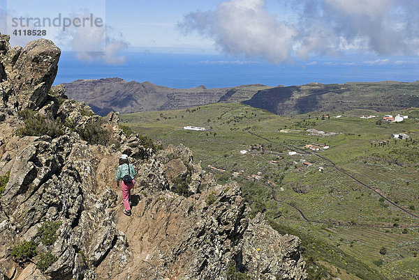 Wanderer auf dem Tafelberg Fortaleza  Insel La Gomera  Kanarische Inseln  Spanien  Europa Insel La Gomera