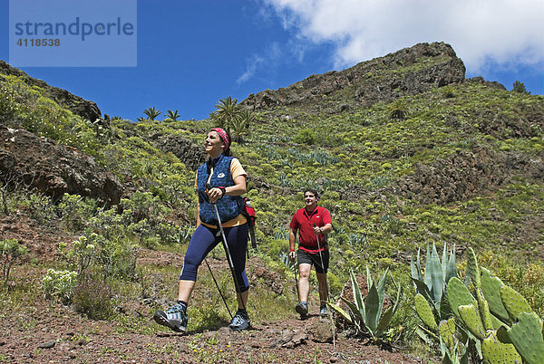 Wanderer/Nordic Walker auf der Insel La Gomera  Kanarische Inseln  Spanien  Europa Insel La Gomera