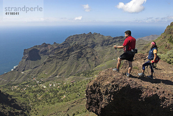 Wanderer/Nordic Walker über dem Canyon von Taguluche auf der Insel La Gomera  Kanarische Inseln  Spanien  Europa Insel La Gomera