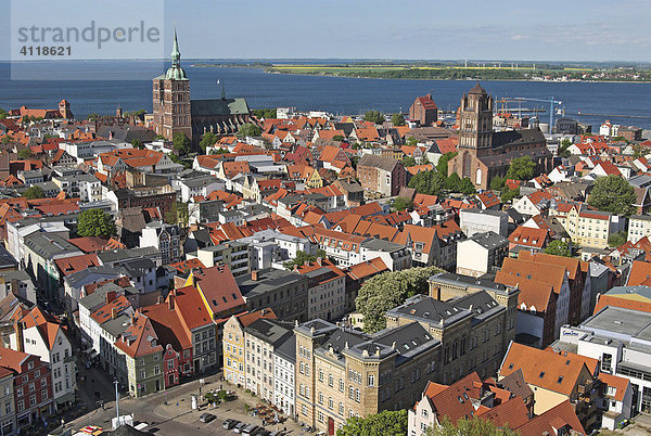 Blick von der Marienkirche auf die Nikolaikirche und die Hansestadt Stralsund  Mecklenburg-Vorpommern  Deutschland  Europa