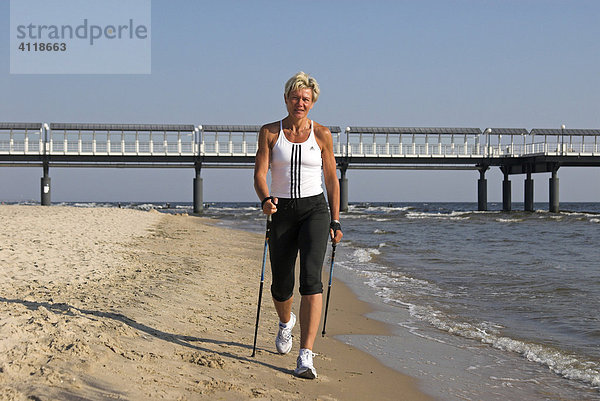 Trainerin und Olympionikin Sabine John beim Nordic Walking am Strand von Heringsdorf  Insel Usedom  Mecklenburg-Vorpommern  Deutschland  Europa