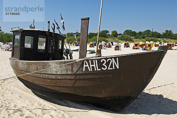 Fischerboot am Strand im Seebad Ahlbeck  Insel Usedom  Mecklenburg-Vorpommern  Deutschland  Europa