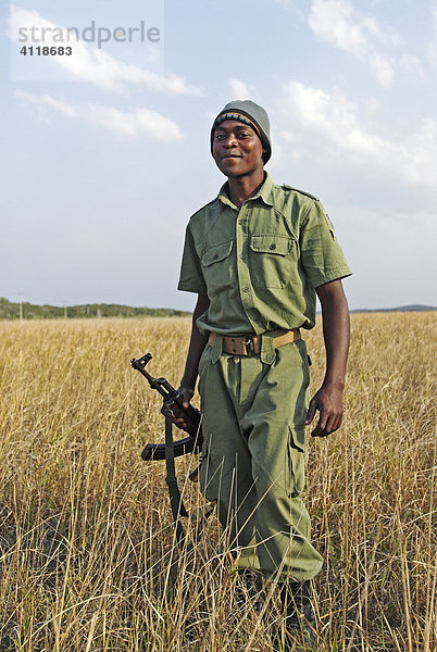 Bewaffneter Wildhüter in der Maputo Elephant Reserve  Mosambik  Afrika