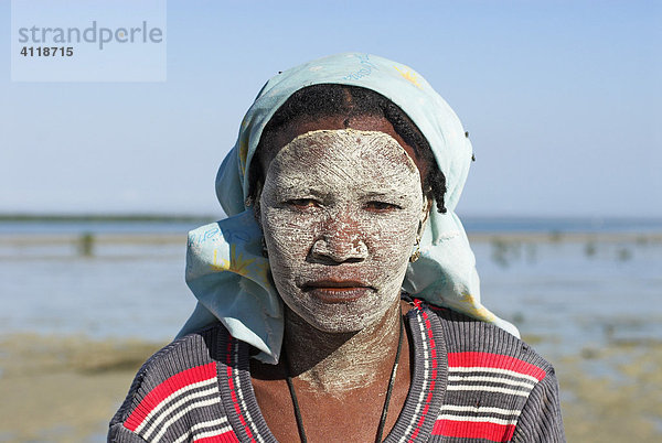 Frau mit traditioneller Gesichtsmaske als Sonnenschutz  Ibo Island  Quirimbas Archipel  Mosambik  Afrika