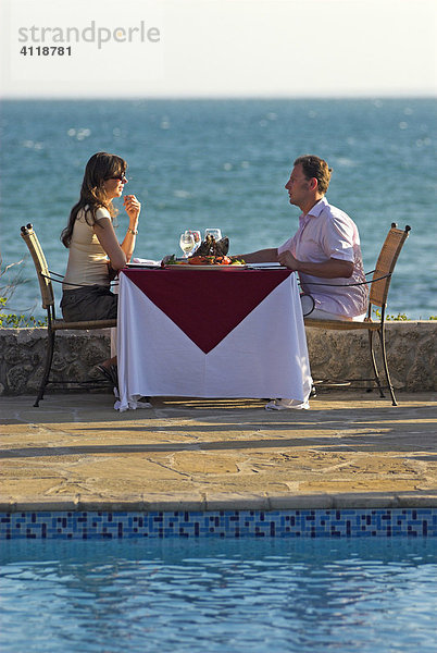 Mann und Frau beim Essen  Matemo Island Resort  Quirimbas Archipel  Mosambik  Afrika