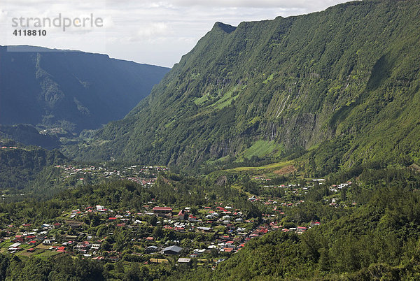 Blick auf das Dorf Hell-Bourg  Vulkankessel Cirque de Salazie  Insel La Reunion  Frankreich  Afrika