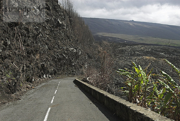 Von Lava verschüttete Straße bei Le Tremblet  Insel La Reunion  Frankreich  Afrika