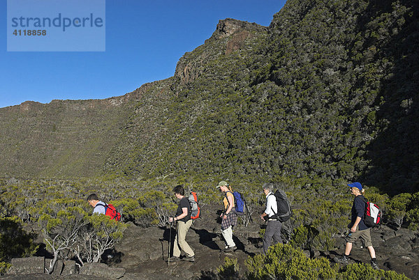 Wanderer im Kessel des Vulkan Piton de la Fournaise  Insel La Reunion  Frankreich  Afrika