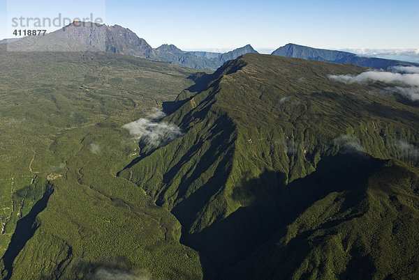 Luftaufnahme des Piton des Neiges  Insel La Reunion  Frankreich  Afrika