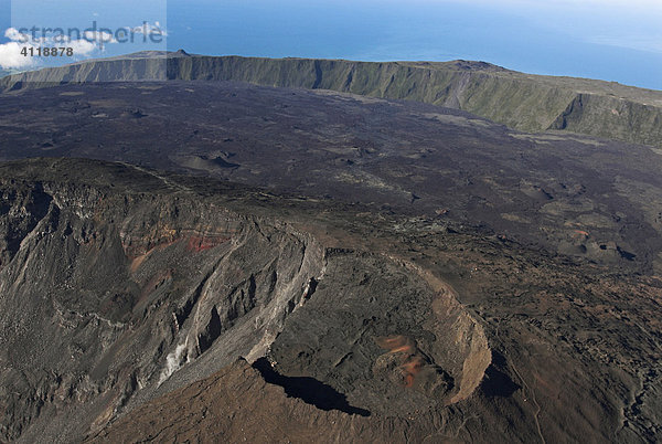 Luftaufnahme des Vulkan Piton de la Fournaise  Insel La Reunion  Frankreich  Afrika