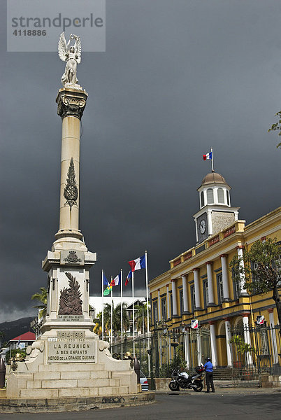 Rathaus und Denkmal für die Gefallenen in der Hauptstadt St. Denis  Insel La Reunion  Frankreich  Afrika