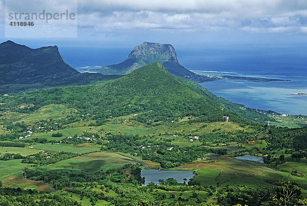 Blick vom Black River Peak über den Süden der Insel Mauritius  Afrika