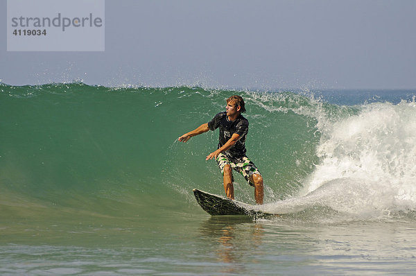 Surfer an der Playa Santa Teresa  Mal Pais  Halbinsel Nicoya  Costa Rica  Mittelamerika