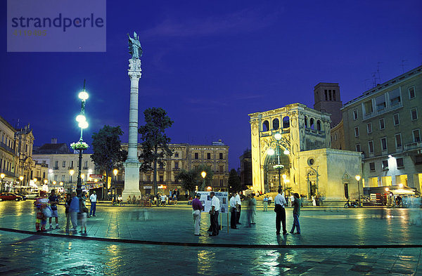 Lecce  Piazza Sant¥Oronzo bei Nacht  Apulien  Italien