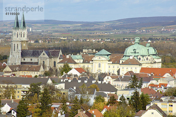 Blick vom Buchberg auf das Stift Klosterneuburg  Niederösterreich  Österreich